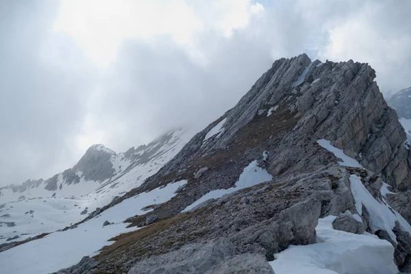 Inverno e início da primavera em dolomitas cobertas de neve — Fotografia de Stock