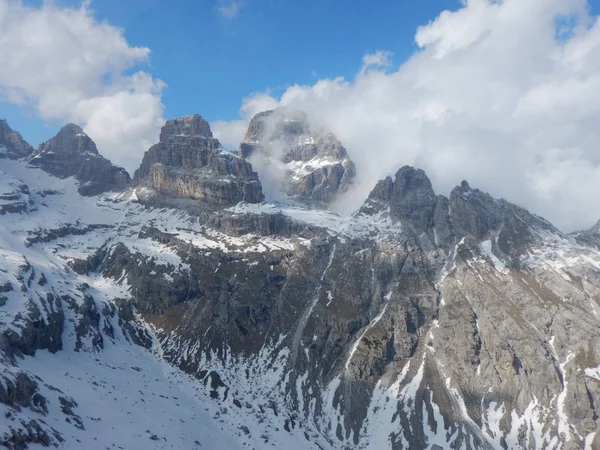 Invierno y principios de primavera en dolomitas cubiertas de nieve — Foto de Stock