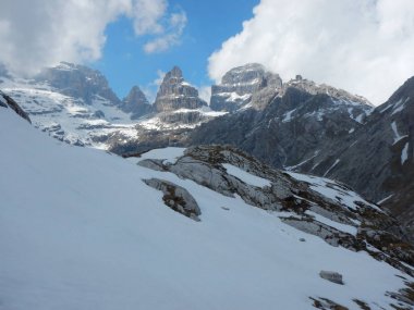 Kış ve erken Bahar karda dolomites kaplı