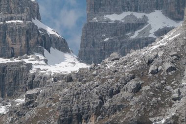 Kış ve erken Bahar karda dolomites kaplı