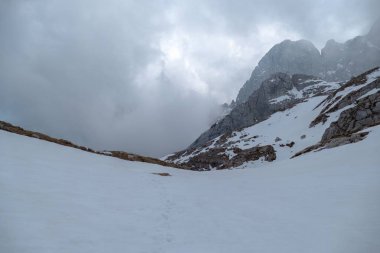 Kış ve erken Bahar karda dolomites kaplı