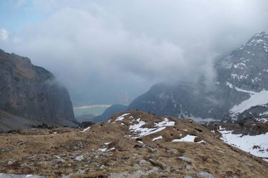 Kış ve erken Bahar karda dolomites kaplı