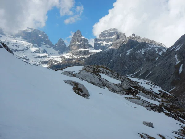 겨울 그리고 이른 봄 눈 속에 덮여 dolomites — 스톡 사진