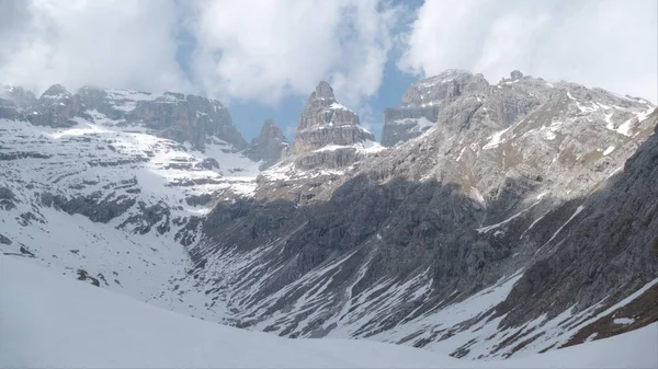 Hiver et début du printemps dans les dolomites enneigées — Photo