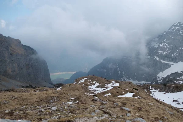 Invierno y principios de primavera en dolomitas cubiertas de nieve — Foto de Stock