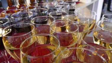 bir parti için hazırlanmış ayaklı büyük kadehler