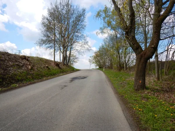 Camino de asfalto en un campo checo —  Fotos de Stock