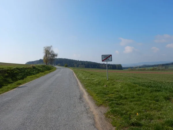 Strada asfaltata in una campagna ceca — Foto Stock