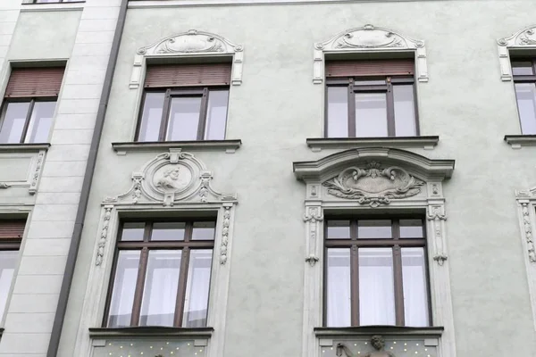 Detail einer historischen Fassade mit Fenstern — Stockfoto