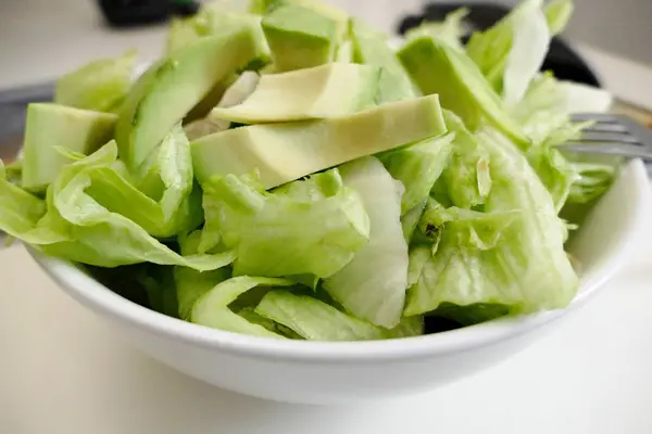 Insalata vegetale sana e fresca in ciotola — Foto Stock