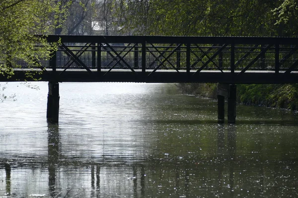 Pont dans un parc municipal recletced dans un lac — Photo