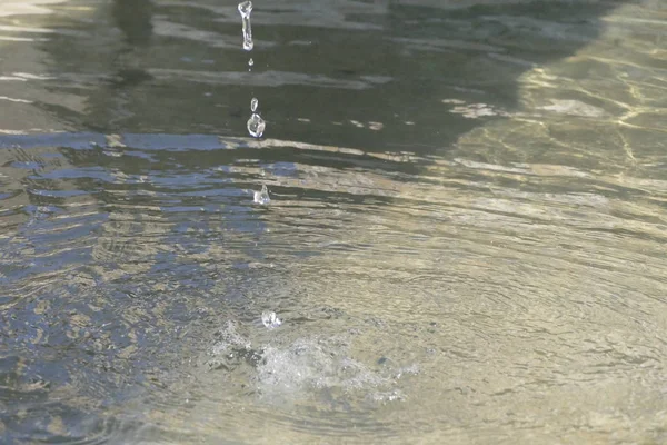 Detalle cercano de una gota de agua en una fuente — Foto de Stock