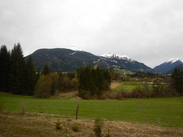 Paysage rural alpin par mauvais temps — Photo