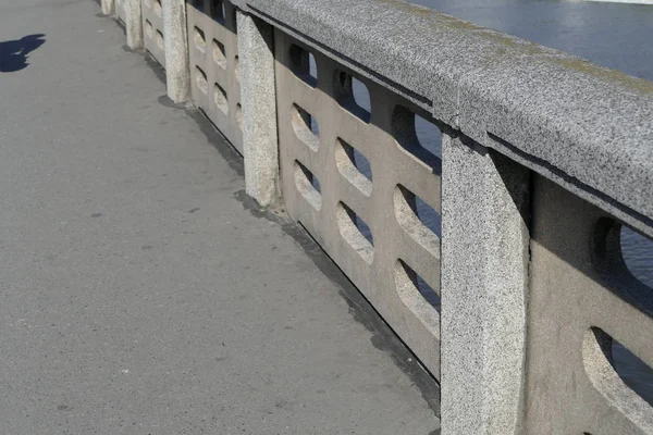 Декоративные бетонные перила на тротуаре — стоковое фото