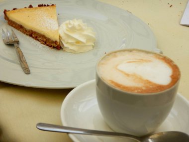 Beyaz tabakta lezzetli tatlı pasta