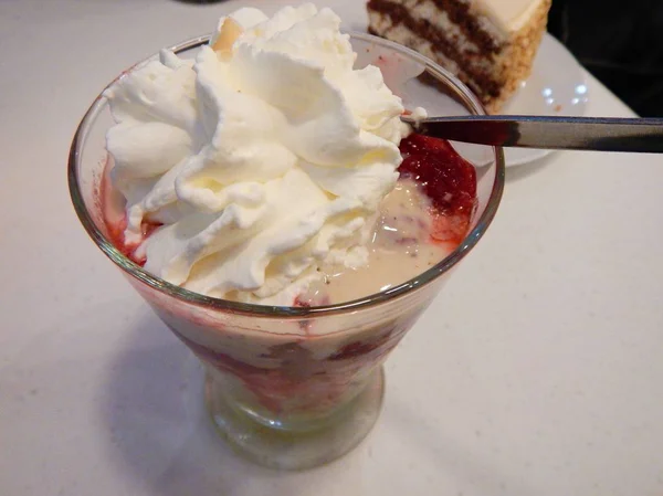 Detalhe do copo de sorvete com chantilly — Fotografia de Stock