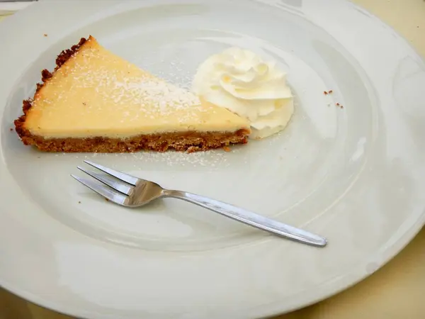 Leckeren süßen Kuchen auf einem weißen Teller — Stockfoto