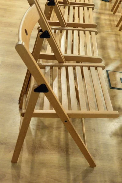 Řádky z dřevěných židlí pro cílovou skupinu — Stock fotografie