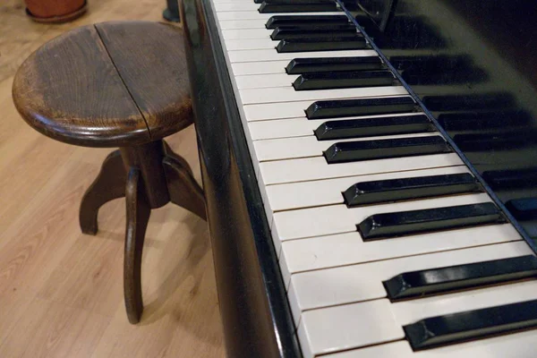 Detalle de teclas de piano en blanco y negro —  Fotos de Stock