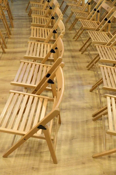 Lines of wooden chairs prepared for audience — Stock Photo, Image