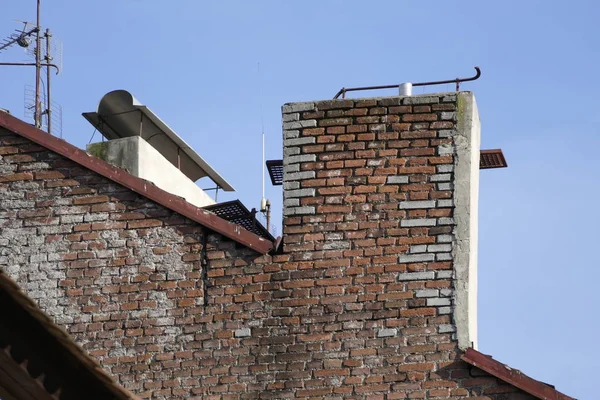 Chimenea de ladrillo tradicional en un techo —  Fotos de Stock