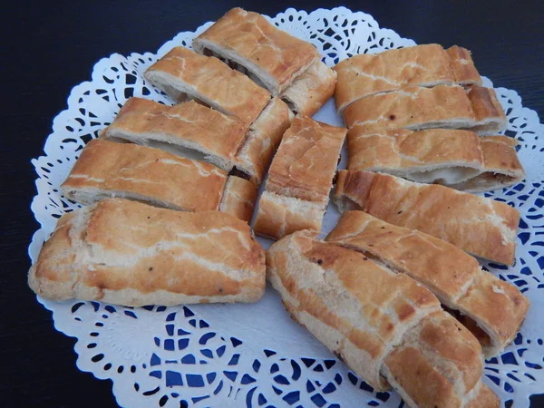 Pâtisseries sucrées fraîches servies pour une fête — Photo