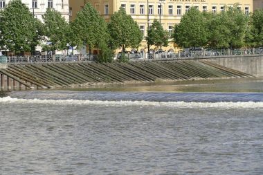 Sakin bir nehir üzerinde küçük weir 
