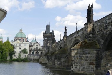 Prag ünlü Charles Köprüsü