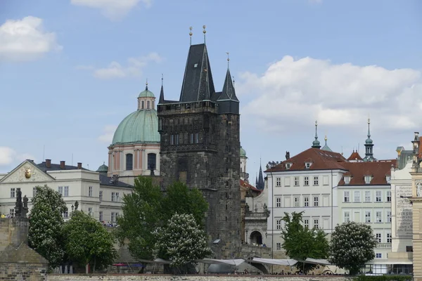 Башня моста на небольшом городке в Праге — стоковое фото