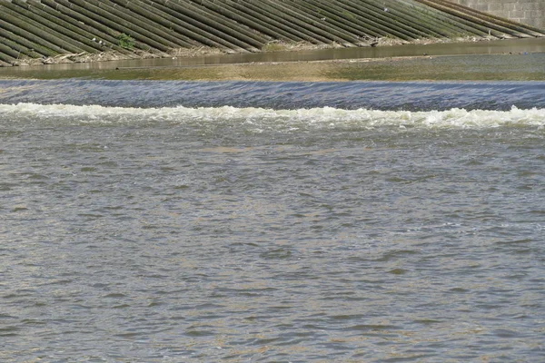 진정 강에 작은 위 어 — 스톡 사진