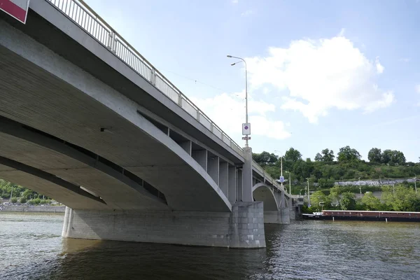 Prag şehir merkezinde beton köprü