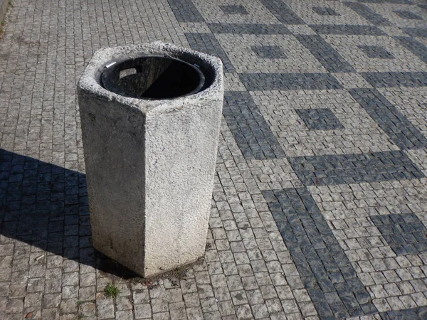 Poubelle en béton gris dans le centre-ville — Photo