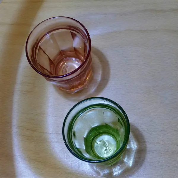 Czerwone i zielone szkło na wodę — Zdjęcie stockowe