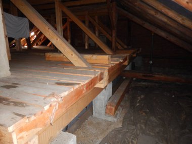 eski bir ahşap çatı altında çatı