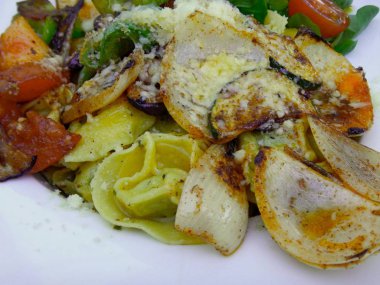 tortelini ızgara sebze salatası ile