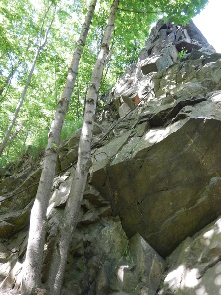 Corde d'acier sur un début de via ferrata — Photo