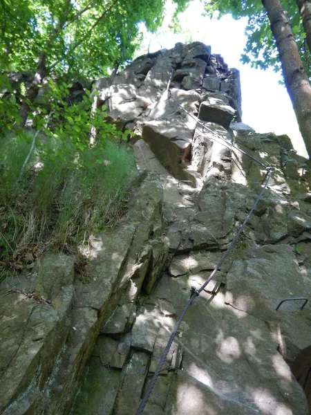 Corde d'acier sur un début de via ferrata — Photo