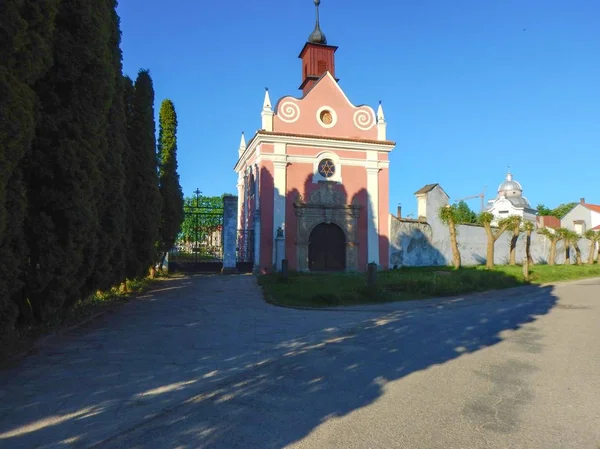 Kleine Barockkirche auf dem Friedhof — Stockfoto