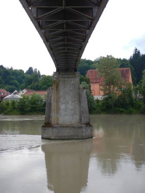 passau tarihi merkezi river Inn üzerinde yaya köprüsü