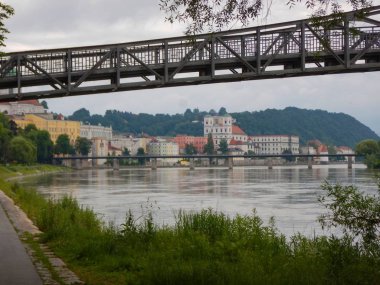 passau tarihi merkezi river Inn üzerinde yaya köprüsü