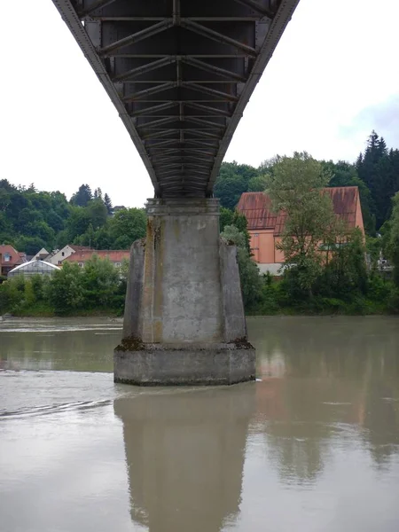 Πεζογέφυρα πάνω από το ποταμό inn στο ιστορικό κέντρο του passau — Φωτογραφία Αρχείου