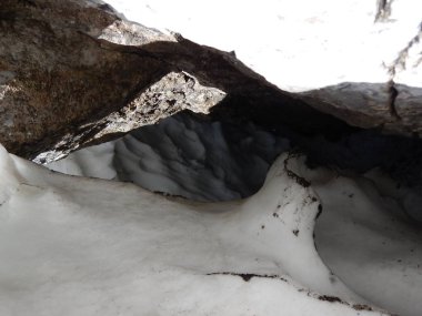 bir yarık içinde eriyen kar detay