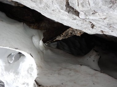 bir yarık içinde eriyen kar detay