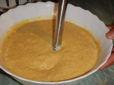 bir pasta için karma malzemelerle hazırlanan ile kase