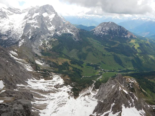 Grosse Bischofsmutze çevresinde Alp lansdcape Avusturya dachsteingebirge içinde