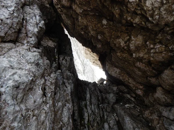 Pequeña ventana en una roca en un acantilado — Foto de Stock