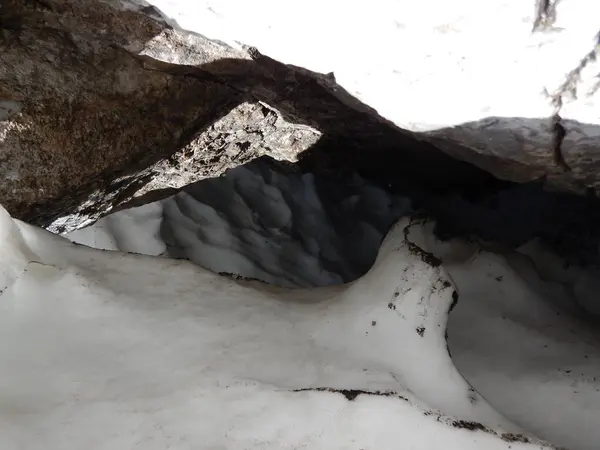 bir yarık içinde eriyen kar detay