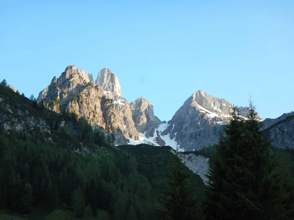 Alpine lansdcape kolem Grosse Bischofsmutze v dachsteingebirge v Rakousku — Stock fotografie