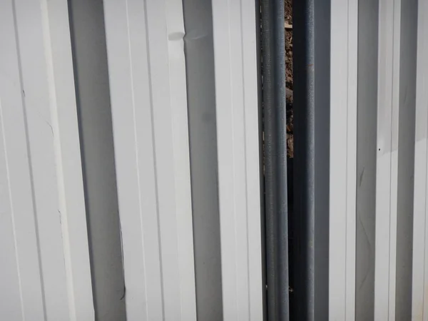 Λευκό μεταλλικό φράχτη περίπου βιομηχανικές εγκαταστάσεις — Φωτογραφία Αρχείου