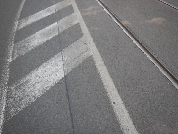 Vit linje på en asfalterad väg — Stockfoto
